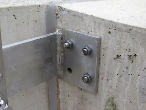 Profi-Arbeit am 15-Millionen-Euro-Komplex - drei statt vier Schraube (kein Einzelfall)