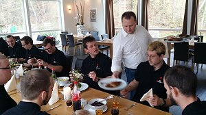 G&auml;nseschmaus in der "Kalkh&uuml;tte" als Dank f&uuml;r sportliche Leitung der Nordth&uuml;ringer Lebenshilfe.