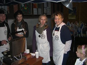 Der Handwerkermarkt vor der Blasii Kirche ist die Alternative zum Trubel auf dem Weihnachtsmarkt vor dem Theaterplatz