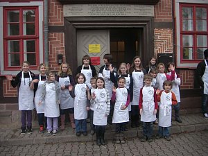 Der Handwerkermarkt vor der Blasii Kirche ist die Alternative zum Trubel auf dem Weihnachtsmarkt vor dem Theaterplatz