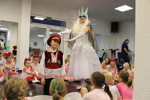 Die Eleven des Tanzstudios Radeva &uuml;ben die "Schneek&ouml;nigin" ein