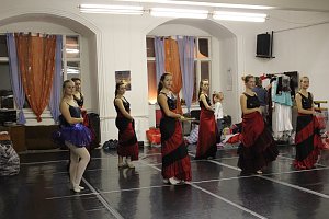 Die Eleven des Tanzstudios Radeva &uuml;ben die "Schneek&ouml;nigin" ein