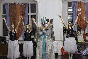 Die Eleven des Tanzstudios Radeva &uuml;ben die "Schneek&ouml;nigin" ein