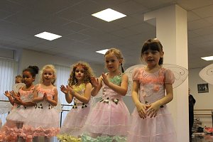 Die Eleven des Tanzstudios Radeva &uuml;ben die "Schneek&ouml;nigin" ein