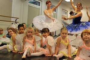 Die Eleven des Tanzstudios Radeva &uuml;ben die "Schneek&ouml;nigin" ein