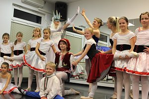 Die Eleven des Tanzstudios Radeva &uuml;ben die "Schneek&ouml;nigin" ein