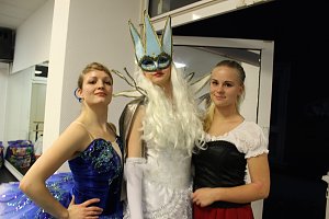 Die Eleven des Tanzstudios Radeva &uuml;ben die "Schneek&ouml;nigin" ein