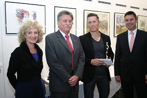 Leichtathlet Marco Bachmann wurde von Referatsleiter Sport im Gesundheitsministerium, Klaus Fiedler, einst selber ein herausragender H&uuml;rdensprinter, begl&uuml;ckw&uuml;nscht.