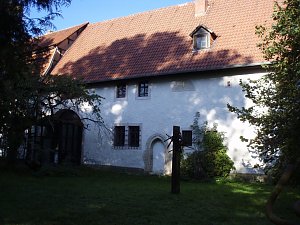 Au&szlig;enansicht von Utterode Der ehemalige Komturhof des Ritterordens der Tempelherren war von 1876 bis 1932 Sitz der Oberf&ouml;rsterei Utterode nach der Aufgabe des Oberf&ouml;rstereisitzes Schierenberg Lohra auf der Hainleite. Heute bewirtschaftet das K&uuml;nstlerpaar Heinz und Jutta Scharr diesen vierseitigen stattlichen Gutsgeb&auml;udekomplex. Sie erwarben dieses Areal 1975.