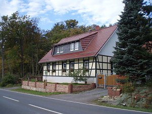 Schr&auml;g gegen&uuml;ber dem Forstamt ist die ehemalige Revierf&ouml;rsterei K&ouml;nigsthal gelegen. Der letzte Revierf&ouml;rster, der sie bewohnte, war Jochen John. Das Geb&auml;ude wurde 2003 privatisiert und vom neuen Besitzer instandgesetzt. 