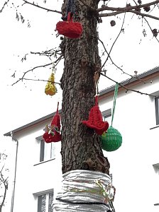 Die Apotheke am Theater versucht sich im "Urban Knitting" und packt ihre B&auml;ume warm ein