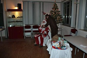 Weihnachtsmann kam mit Rentier