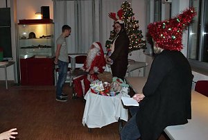 Weihnachtsmann kam mit Rentier