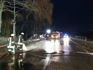Auto brannte nach Unfall auf der B 243 aus