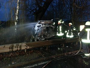 Auto brannte nach Unfall auf der B 243 aus