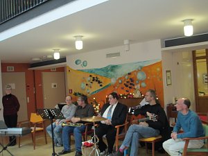 Auftritt im St. Jakob Haus - die Musikp&auml;dagogin Christel Laudel spielte mit ihrer Instrumentalgruppe f&uuml;r die Senioren