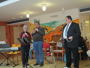 Auftritt im St. Jakob Haus - die Musikp&auml;dagogin Christel Laudel spielte mit ihrer Instrumentalgruppe f&uuml;r die Senioren