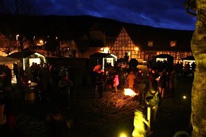 Weihnachtsmarkt in Obergebra bei Blitz und Donner