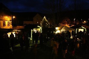 Weihnachtsmarkt in Obergebra bei Blitz und Donner