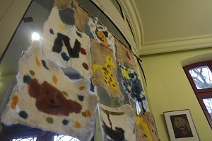 "Zitronenblau" - seit heute ist die neue Ausstellung der Jugendkunstschule Nordhausen im Landratsamt zu sehen