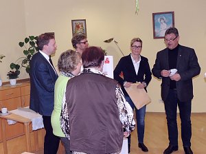 &Uuml;bergabe der Bauschutzbrillen an Abgeordneten des Landtages