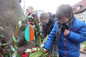 Der erste Brunnen ist geschm&uuml;ckt - das Nordh&auml;user Meerpferdchen verzierten die Sch&uuml;lerinnen und Sch&uuml;ler des F&ouml;rderzentrums Pestalozzi