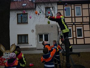 Viele Helfer packten beim schm&uuml;cken des Osterbaums f&uuml;r die Gemeinde Harztor mit an