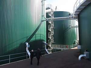 Besuch der Anlage: Links die beiden Fermenter, rechts ein G&auml;rrestebeh&auml;lter