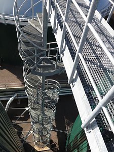 Wendeltreppe zwischen den Fermentern