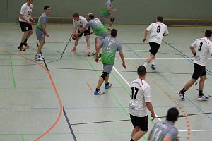 Handballer beim Derby (Halbzeit)