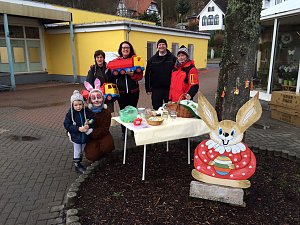 Eier marmorieren f&uuml;r einen guten Zweck - in Ilfeld trotzte man gestern Wind und Wetter