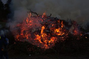 Osterfeuer in Herreden