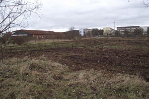 Diese Fl&auml;che zwischen dem ehemaligen Penny-Markt und Stra&szlig;e der Genossenschaften will ein Investor bebauen.