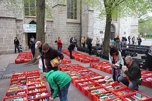 B&uuml;cherflohmarkt des Kinderkirchenladens auf dem Blasiikirchplatz in Nordhausen