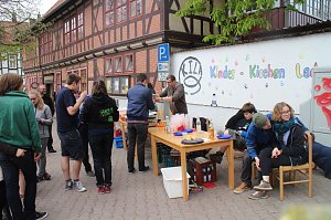 B&uuml;cherflohmarkt des Kinderkirchenladens auf dem Blasiikirchplatz in Nordhausen