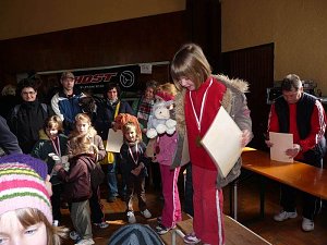 Kinder und Jugendliche beim Possenlauf