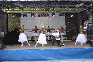 Das Tanzstudio Radeva zeigte zum Nordh&auml;user Weinfest, was seine Eleven alles k&ouml;nnen