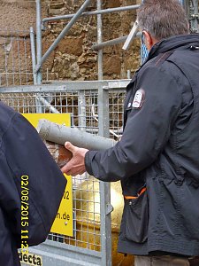 In Wetterfahne und Turmkugel geschaut