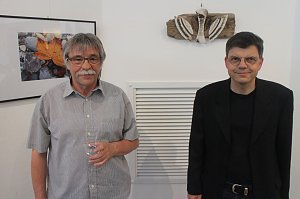 In der neuen Ausstellung der Kreissparkasse "Verg&auml;nglichkeiten" werden Natur und Handwerkskunst miteinander verbunden