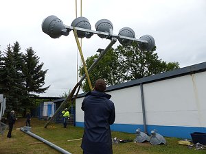 Der erste Mast ist geschafft