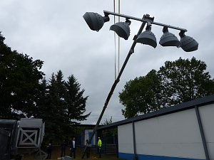 Der erste Mast ist geschafft
