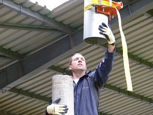 Der erste Mast ist geschafft