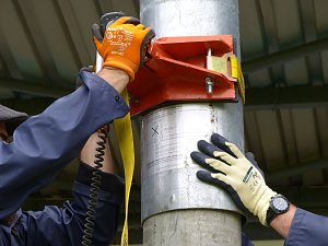 Der erste Mast ist geschafft