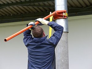 Der erste Mast ist geschafft