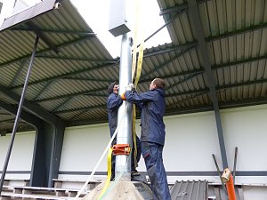 Der erste Mast ist geschafft