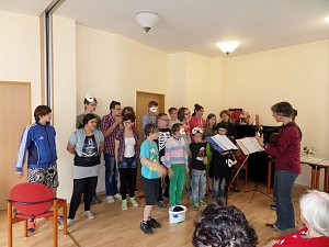 Die Kinder des F&ouml;rderzentrums St. Martin hatten f&uuml;r die Damen und Herren des Caritas-Heims ein Gespensterprogramm mitgebracht