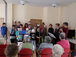 Die Kinder des F&ouml;rderzentrums St. Martin hatten f&uuml;r die Damen und Herren des Caritas-Heims ein Gespensterprogramm mitgebracht