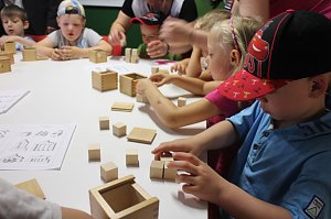 Er&ouml;ffnung mit der Konfettikanone - die Flohburg feiert ihren dritten Geburtstag