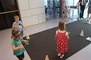Er&ouml;ffnung mit der Konfettikanone - die Flohburg feiert ihren dritten Geburtstag