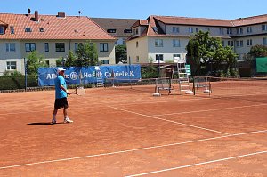 Hei&szlig;er Tennisschaukampf
